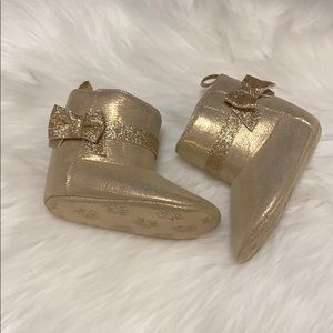 Baby booties in gold